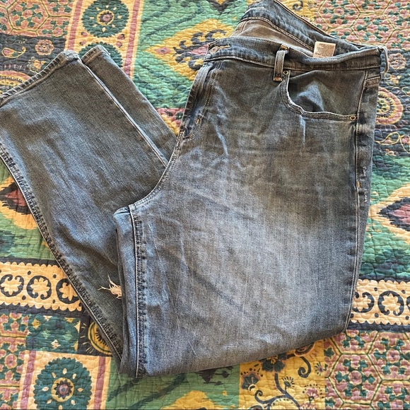 Old Navy Boyfriend Mid-Rise Ripped Jeans size 16 - Picture 1 of 9